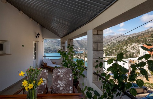 Stikovica Apartment | Penthouse apartment for 4 people with sea view next to perfect beach