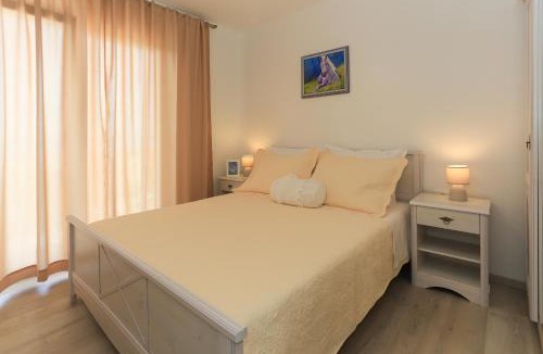 Kastel Gomilica Apartment | Periska Kastela-Perfect Midpoint Split & Trogir with Local Guide