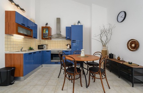 Basanija Apartment | Pet-friendly apartment just 500 metres from the beach with sea views