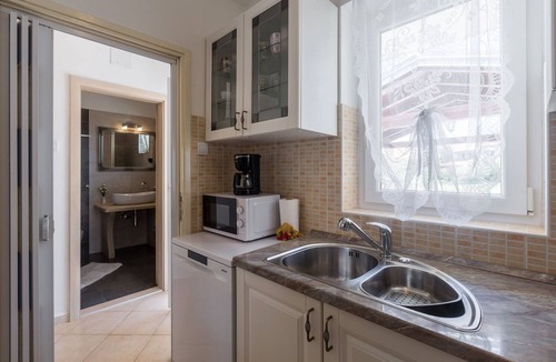 Brulo House | Picturesque, dog-friendly holiday home just 400 metres from the beach with BBQ, cot