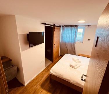 Cerklje na Gorenjskem Hotel | PJ Hotel Cerklje - 5min to Airport - Free Parking