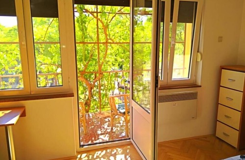 Split Apartment | Pomalo Retreat - Serene & Green Urban Oasis Near City Centre + Free Parking
