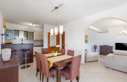 Vizinada Apartment | Pool, sun loungers, well-kept garden,family-friendly, barbecue, garden furniture