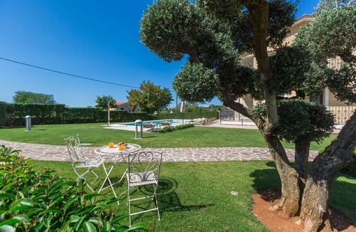 Vizinada Apartment | Pool, sun loungers, well-kept garden,family-friendly, barbecue, garden furniture