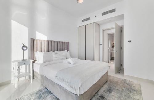 Dubai Marina Apartment | Private Beach Resort - 2 BR Full Palm View