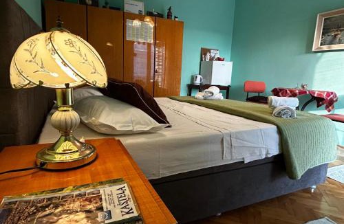 Kastel Novi House | Private Terrace Room - Free Parking - Near Airport & Center