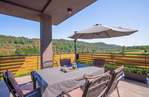 Bosiljevo House | Private Villa with A/C, WIFI, hot tub, private pool, TV, terrace, pets allowed, panoramic view
