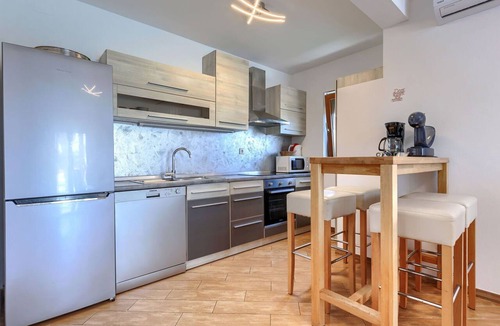 Pinezici House | Private Villa with WIFI, private pool, hot tub, A/C, TV, terrace, pets allowed, panoramic view
