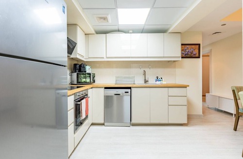 The Greens Apartment | Quiet 2BR Haven Steps from The Greens Lakes and Emirates Golf Club,Al Dhafrah 2