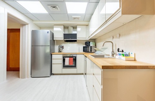The Greens Apartment | Quiet 2BR Haven Steps from The Greens Lakes and Emirates Golf Club,Al Dhafrah 2