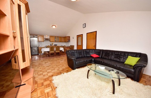 Tinj House | Quiet 5 Bedroom Villa near Biograd