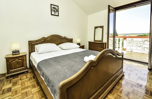 Tinj House | Quiet 5 Bedroom Villa near Biograd