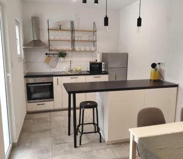 Srinjine Apartment | Relax Escape Jacuzzi Access Near Split