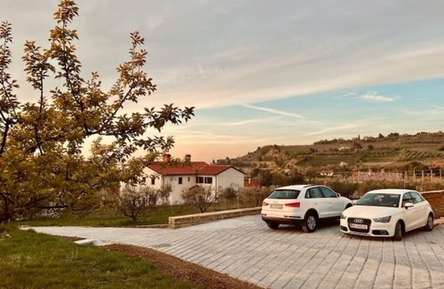 Izola Apartment | Relaxing Studio Stay with Terrace and Private Parking