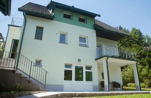 Zamost Apartment | Riverside garden apartment Three Springs Tri Zvira