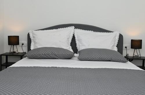 Srinjine Apartment | Romantic Escape With Private Hot Tub Near Split
