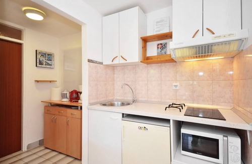 Slatine Apartment | Romantic green garden, two bedrooms, grill, parking, 250 m to the pebble beach