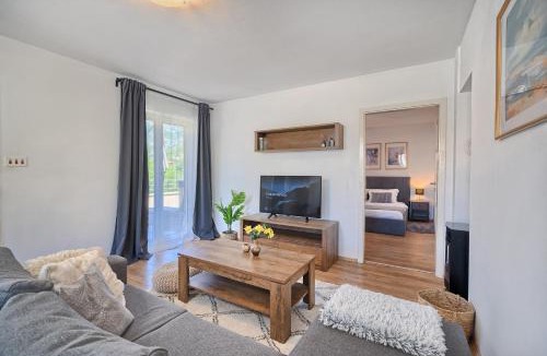 Srinjine Apartment | Romantic retreat private jacuzzi and mountain views Split area