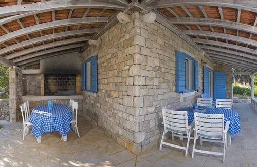 Postira House | Romantic traditional stone house in first row to the beach - Robinson Tourism at its best