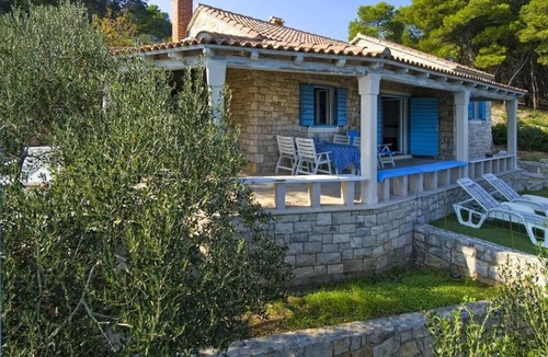 Postira House | Romantic traditional stone house in first row to the beach - Robinson Tourism at its best