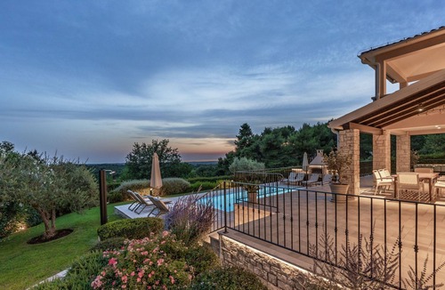 Strpacici House | Romantische Villa mit Meerblick, Pool und Jacuzz by Interhome