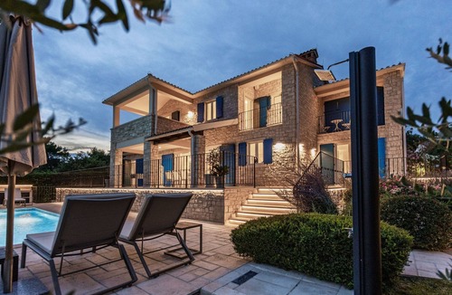 Strpacici House | Romantische Villa mit Meerblick, Pool und Jacuzz by Interhome