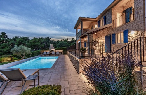 Strpacici House | Romantische Villa mit Meerblick, Pool und Jacuzz by Interhome