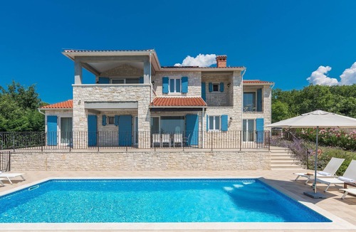 Strpacici House | Romantische Villa mit Meerblick, Pool und Jacuzz by Interhome