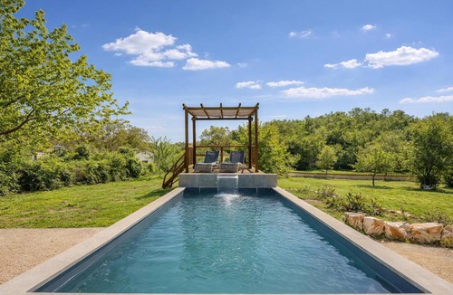 Heki House | Rustic Home Izabel with Pool, Pazin, Croatia
