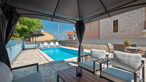 Tar Villa | Rustic villa Casa Tessa with outdoor pool in Tar