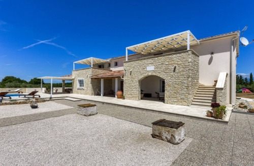 Nin Villa | Rustic Villa Perosa With Heating Pool