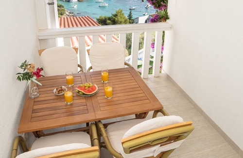 Potocnica Apartment | Schöne Wohnung Direkt am Strand mit Pool und Meerblick für 4 Personen