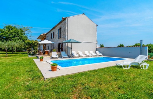 Bicici House | Schönes Haus mit großer grüner Umgebung, Pool by Interhome