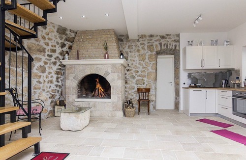 Zaostrog House | Schönes Steinhaus mit beheiztem Pool, Terrasse m by Interhome