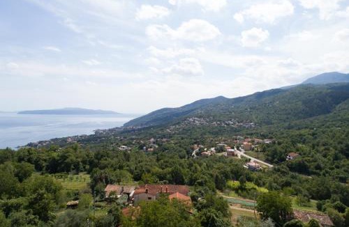 Veprinac Apartment | Sea View Apartment with Garden near Opatija