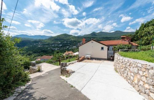 Veprinac Apartment | Sea View Apartment with Garden near Opatija