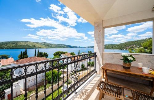 Seget Vranjica Apartment | Sea View