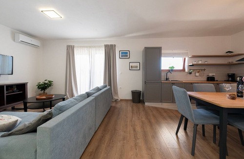 Nin Apartment | Seafront apartment Elona