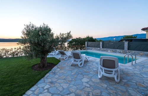 Klimno Villa | Seafront Villa Claudia with a panoramic Seaview and a swimming pool