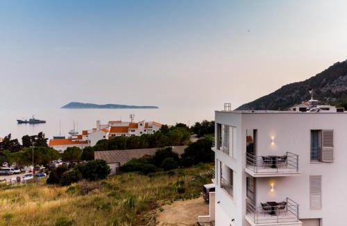 Komiza Apartment | Seaside Elegance Suites