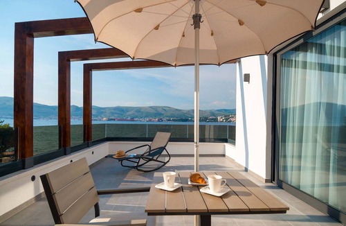 Okrug Gornji Villa | Seaview Ciovo Villa | Villa Trogir Deluxe Dva | 6 Beautiful Bedrooms