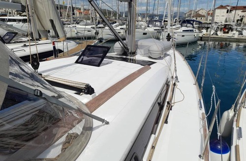 Murter Boat Rental | Sibenik Sun-Kissed Sailing: A Luxurious Beach Experience in Croatia