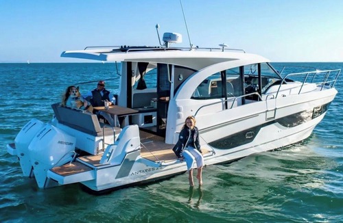 Murter Boat Rental | Sibenik Sun-Kissed Sailing: A Luxurious Beach Experience in Croatia