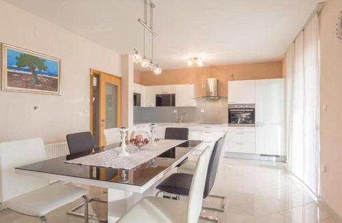 Lisicici House | Six Bedroom Holiday House With Pool