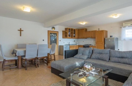 Lisicici House | Six Bedroom Holiday House With Pool