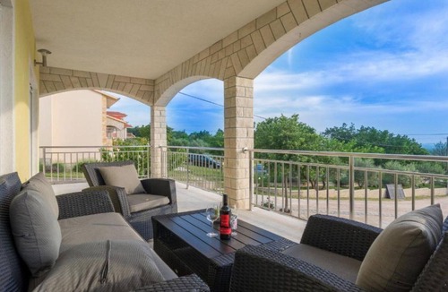 Lisicici House | Six Bedroom Holiday House With Pool