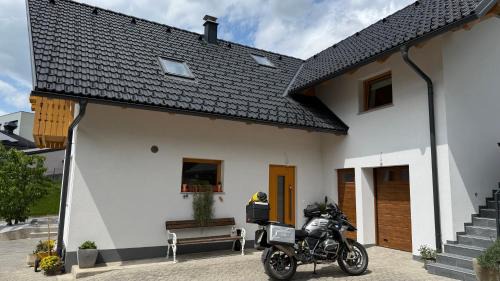 Preddvor Apartment | Slosarjeva Holiday House - Alpine View & Modern Comfort