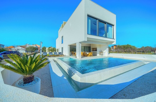 Sukosan Villa | Spacious 3-bedroom villa in Sukošan, Croatia with AC, Jacuzzi, Roof Top, Pool
