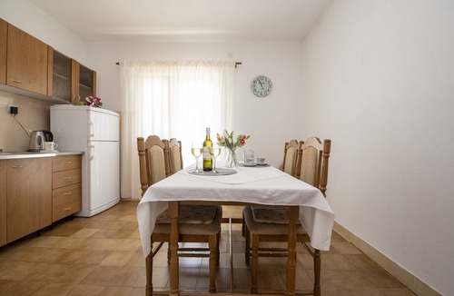 Podglavica Apartment | Spacious apartment w. balcony, big garden & grill