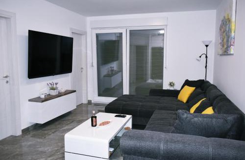 Solin Apartment | Spacious apartment with outdoor space and parking